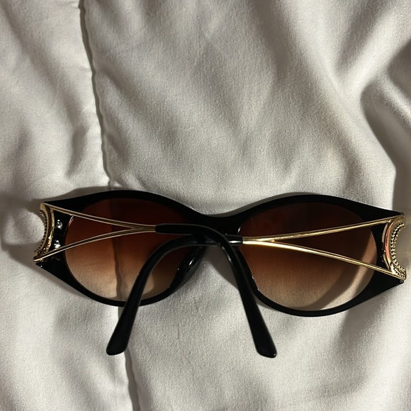 Dior. Elegant Black and Gold Sunglasses - Picture 2 of 6